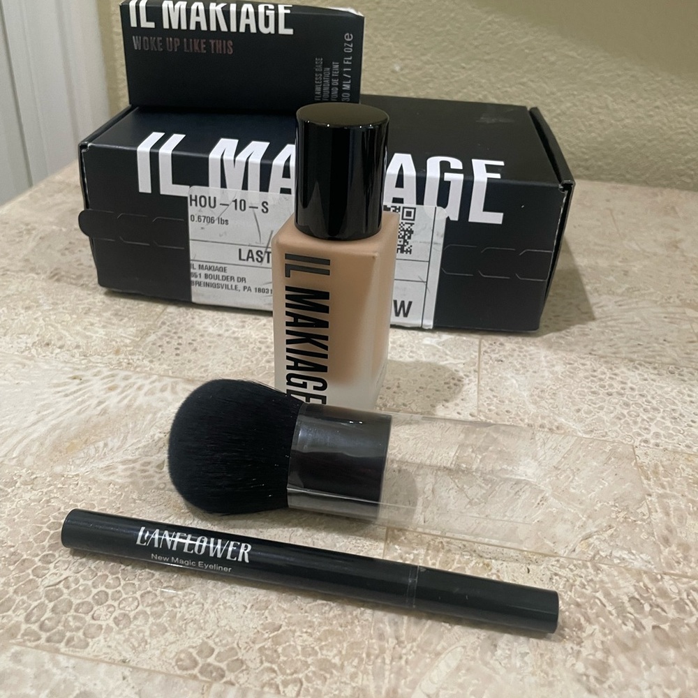 IL MAKIAGE Foundation with Black Eyeliner and Brush